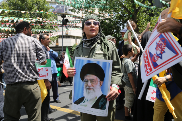 İranlılar, cuma namazı sonrası sokaklara döküldü