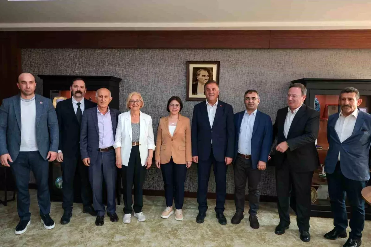 İBB Başkanvekili Nuri Aslan\'dan Maltepe Belediye Başkanı Köymen\'e Övgü