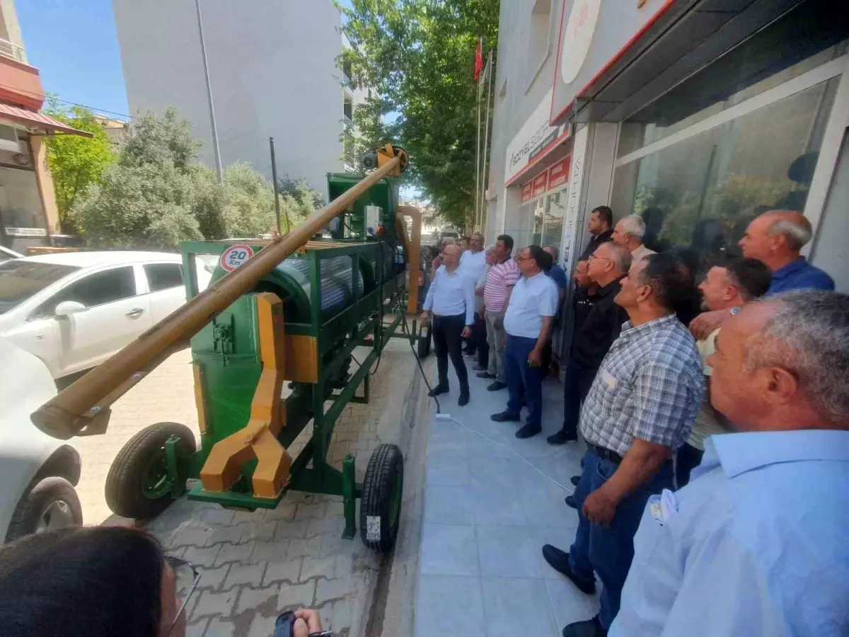 Mersin\'de Üreticilere Hibe Tohum Eleme Makinesi
