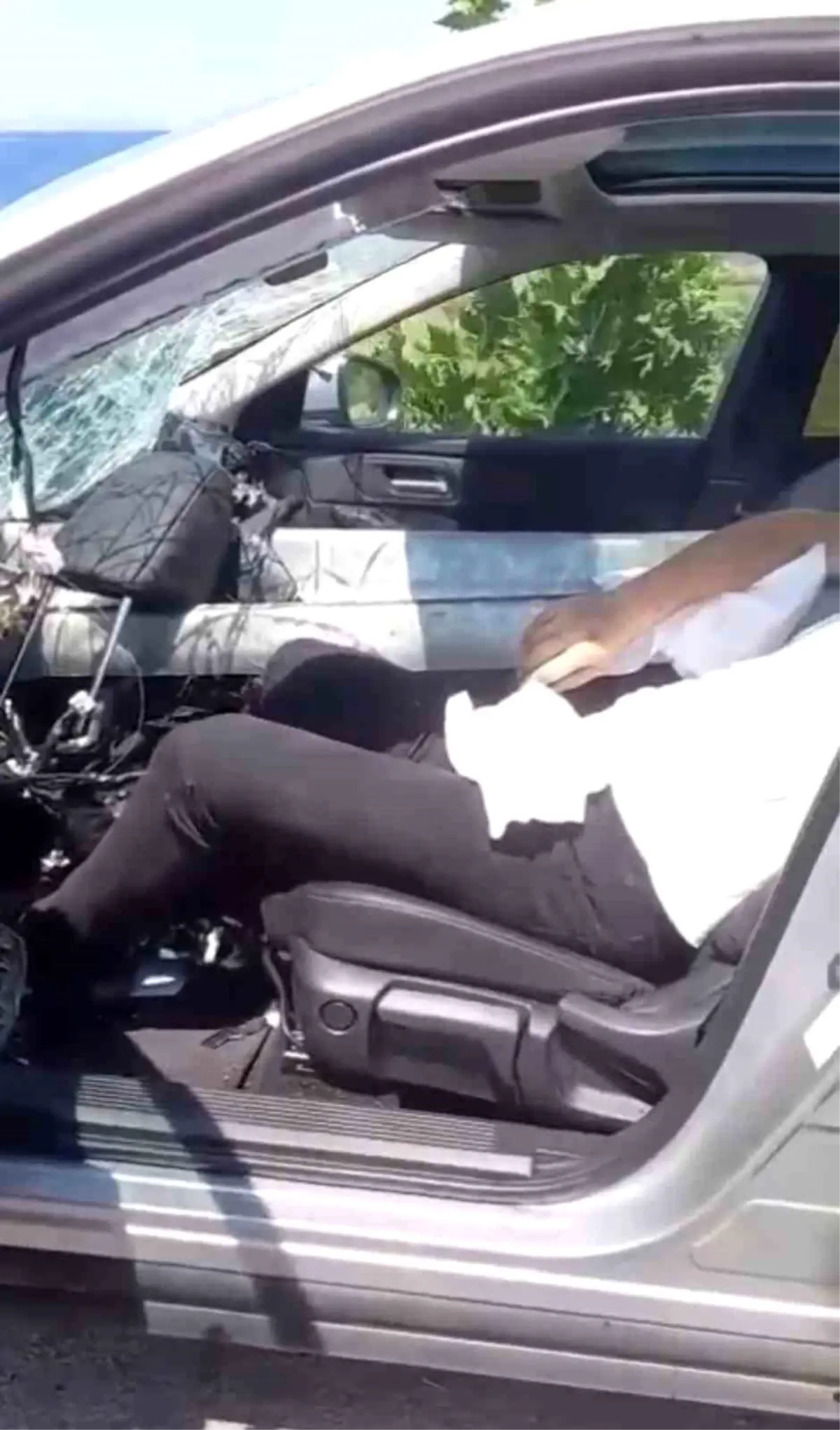 Çanakkale\'de Kaza: Otomobil Bariyere Saplandı