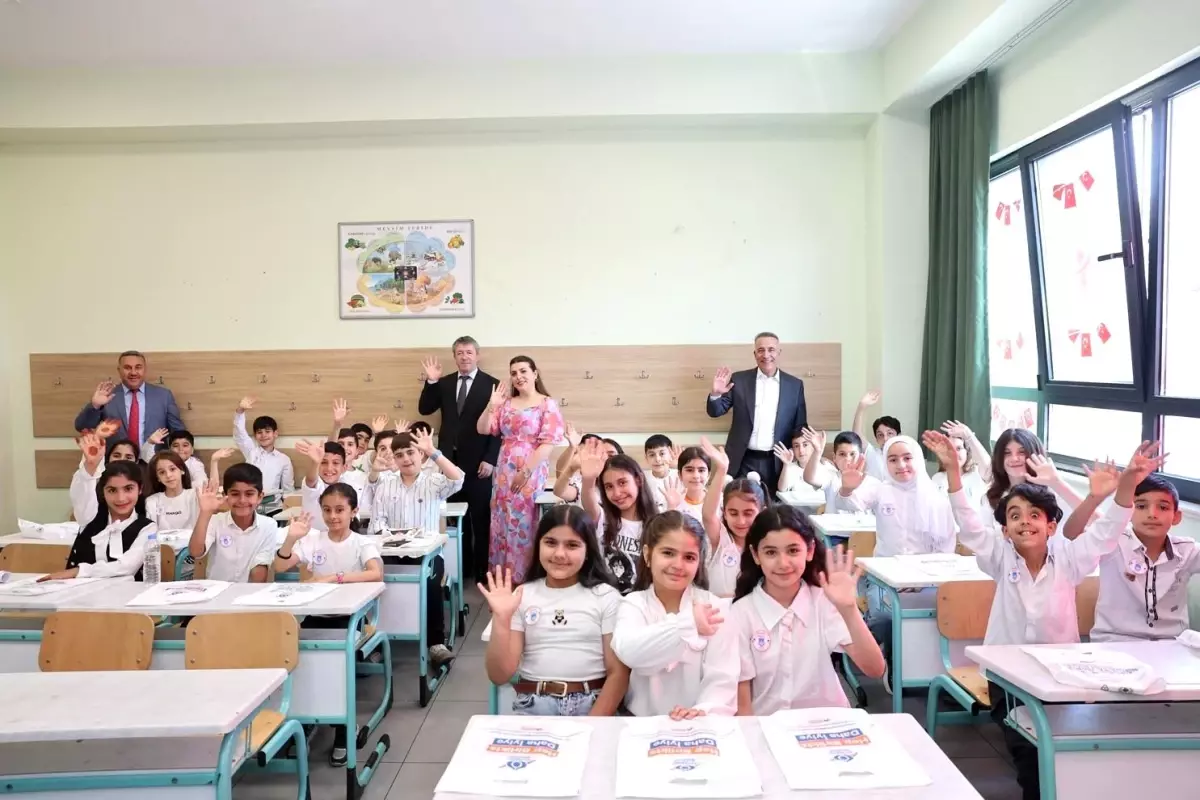 Başkan Dursun, Öğrencilerin Karne Heyecanını Paylaştı