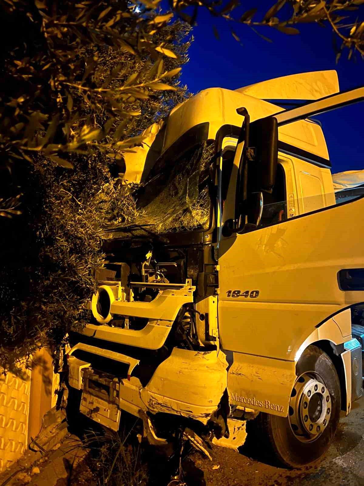 Mersin\'de Tır Kontrolden Çıktı