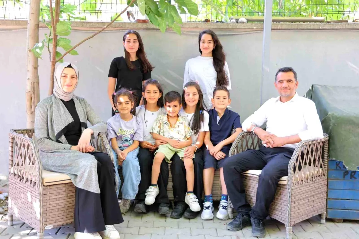 7 çocuklu öğretmen çift tebessüm ettirdi