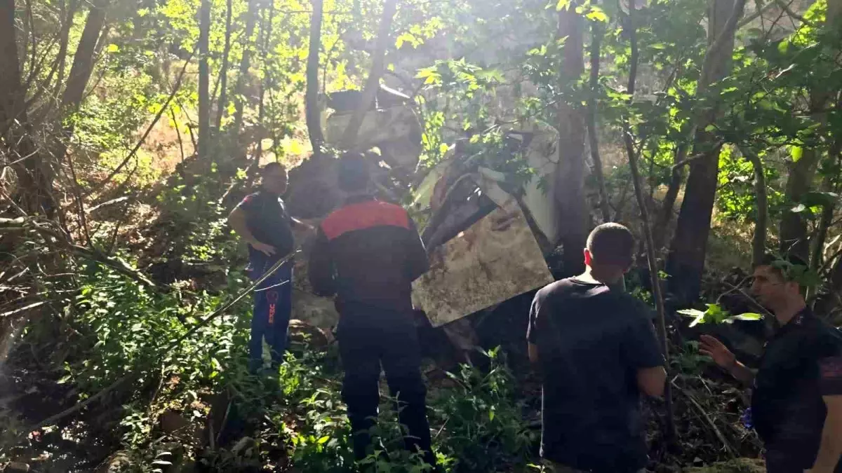 Adıyaman\'da Kamyonet Uçuruma Yuvarlandı, 2 Ölü