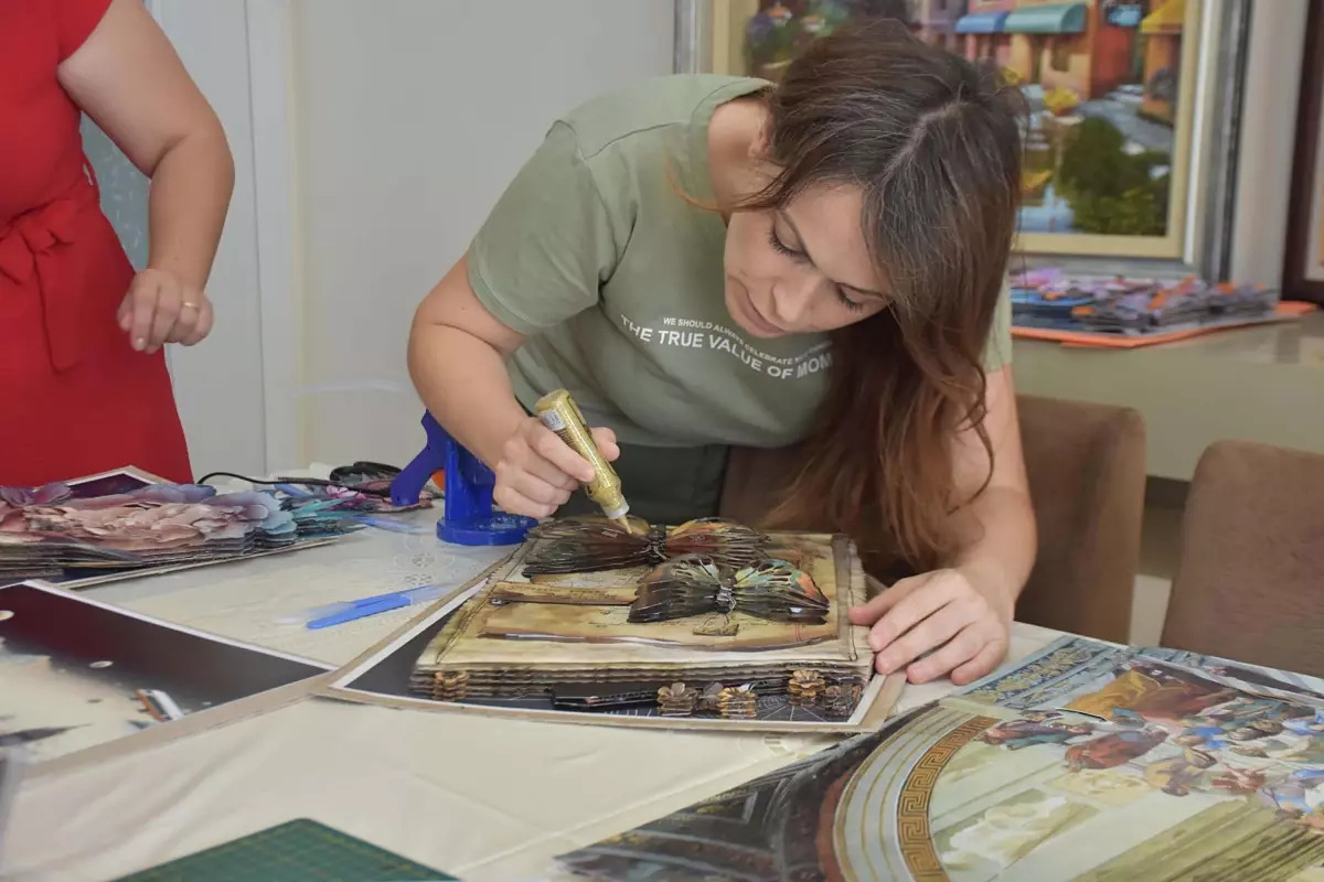 Öğrenciler Rölyef Sanatı Öğreniyor