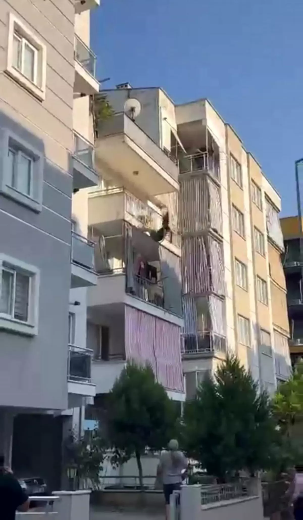 Aydın\'da Genç Kadın Kendini 4. Kattan Attı