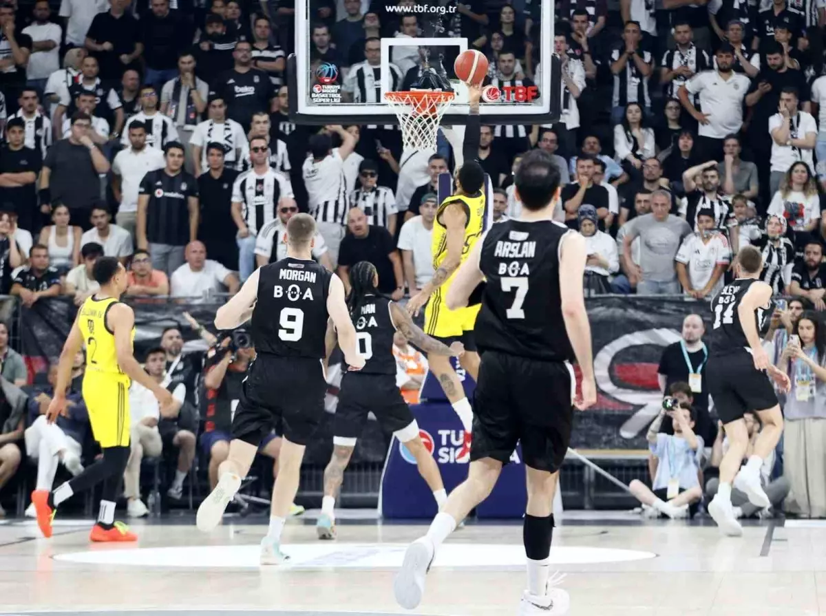 Beşiktaş, Fenerbahçe\'yi Mağlup Etti!