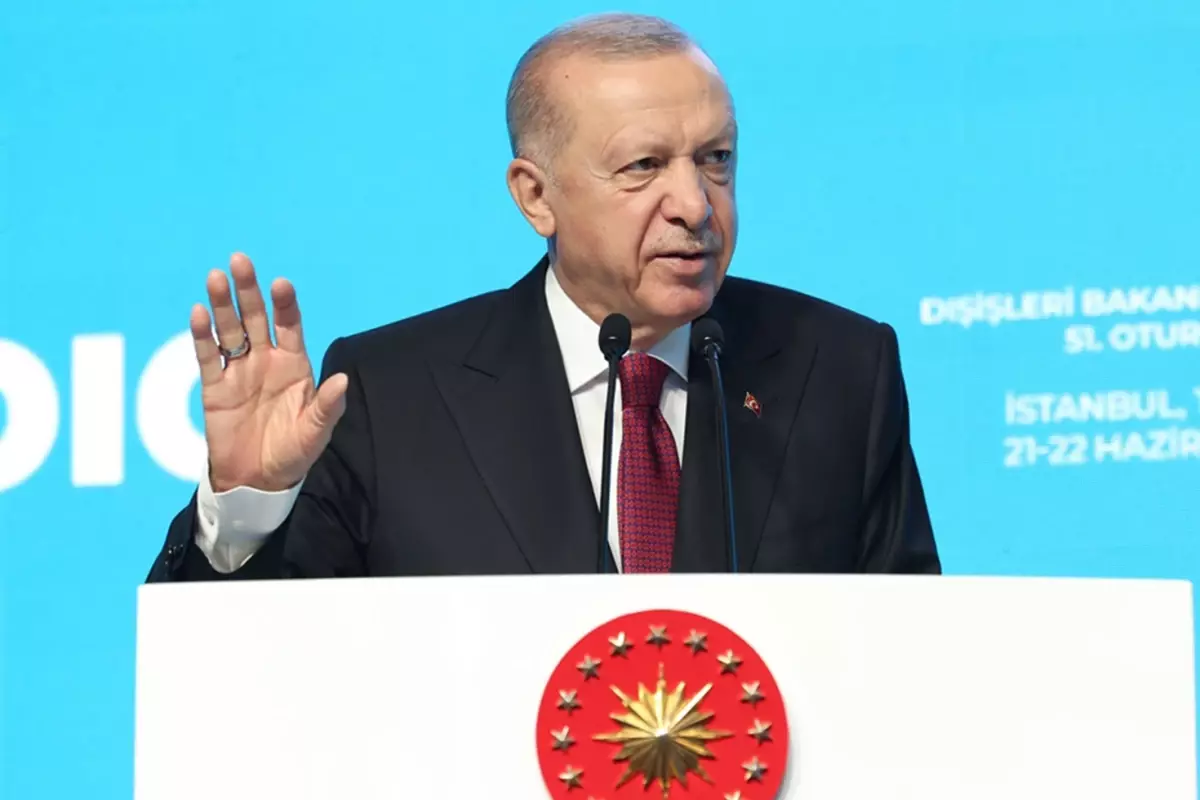 Cumhurbaşkanı Erdoğan, katıldığı programda gelen telefon sonrası salondan ayrıldı