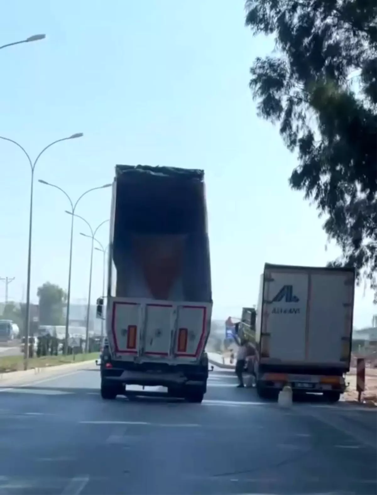 Hatay\'da Damper Açık Kamyon Trafikte Seyir Halinde