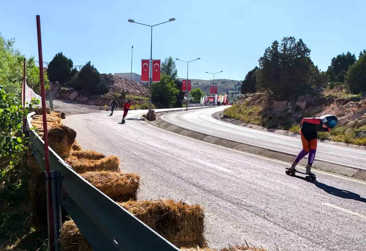 Dünya Kaykay İniş Şampiyonası Erzincan\'da Başladı
