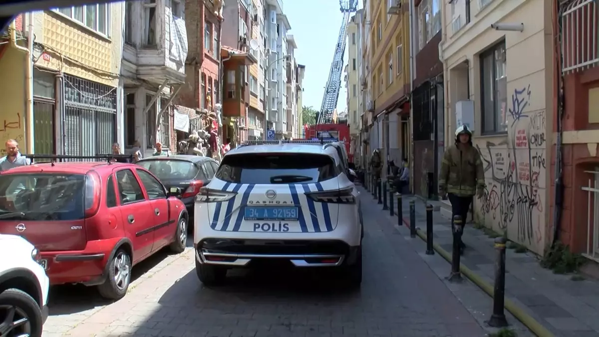 Kadıköy\'de Çatı Yangını Kontrol Altına Alındı