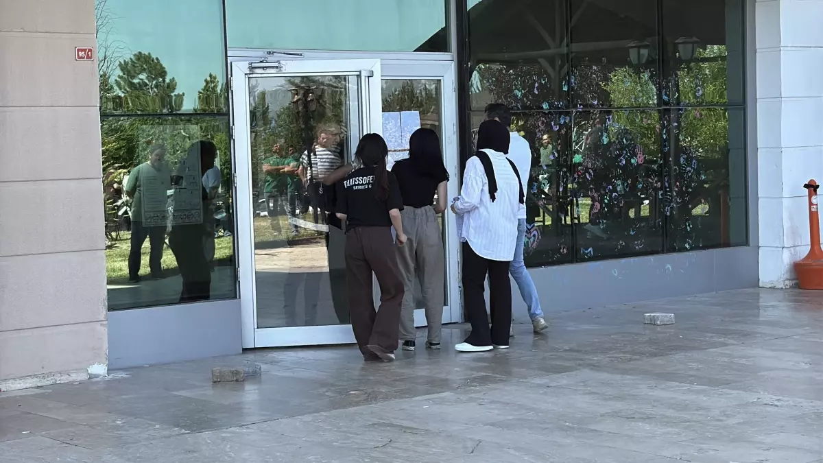 Sivas\'ta Kimlik Unutan Adaya Polis Yardım Etti