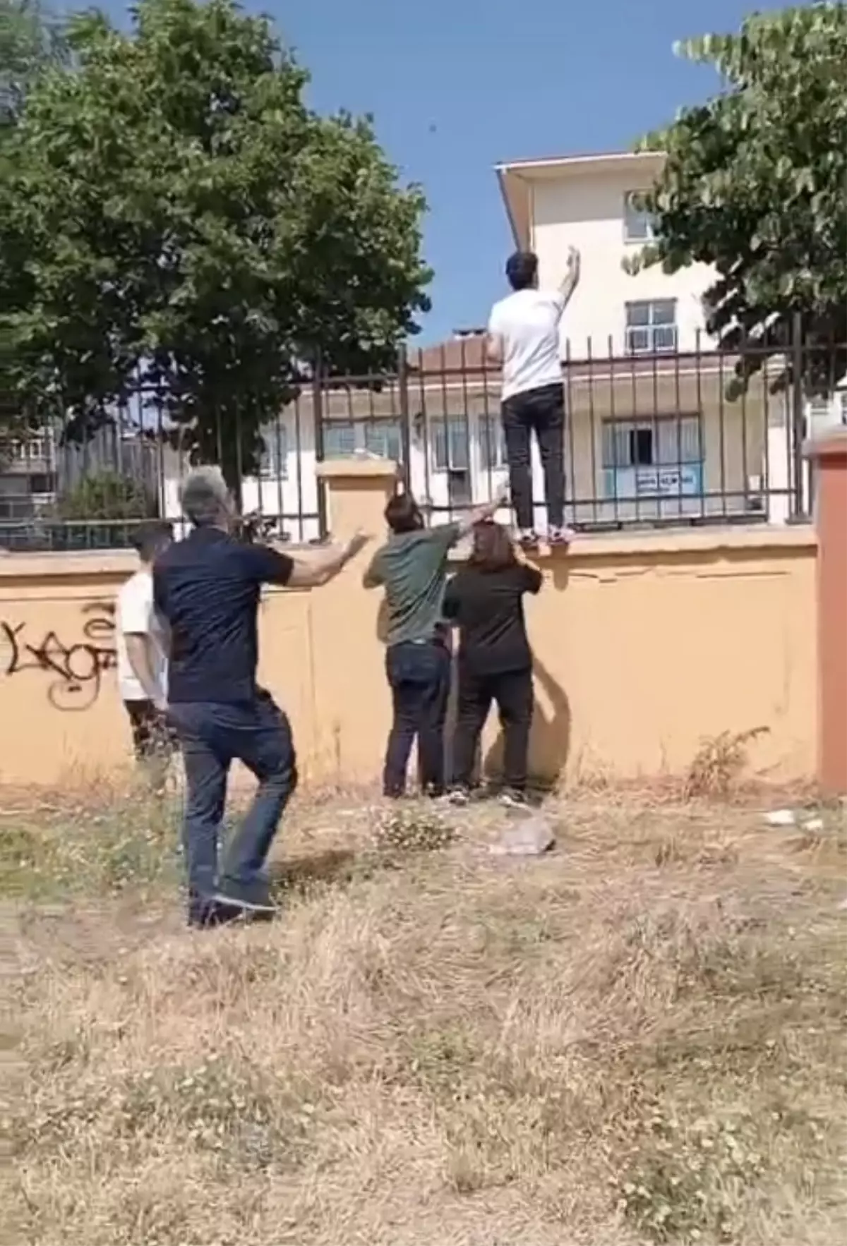 YKS\'de Geç Kalan Öğrenci İçin Veliler Tepki Gösterdi