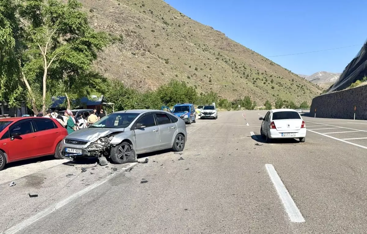 Darende\'de Otomobil Kazası: 62 Yaşındaki Sürücü Yaralandı