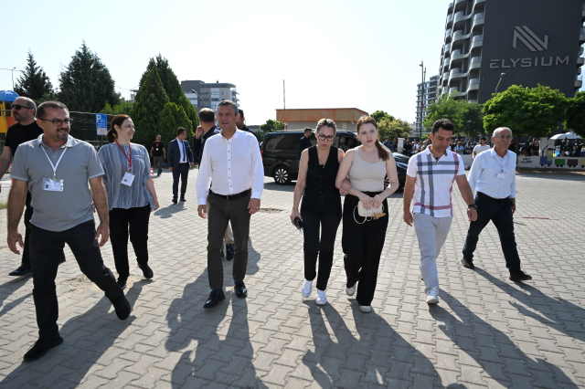 Özgür Özel sözünü tuttu! Ferdi Zeyrek'in kızını üniversite sınavına götürdü