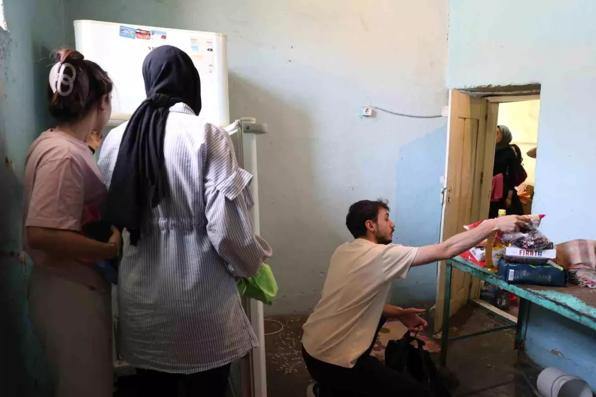 Vefarengi Gönüllüleri Yalnız Yaşayan Kadının Yanında