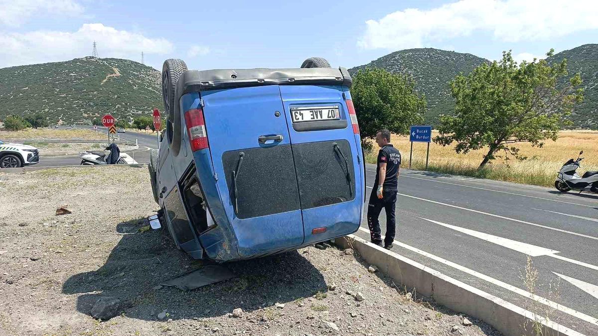 Burdur\'da Takla Atan Araçtaki Sürücü Kurtarıldı