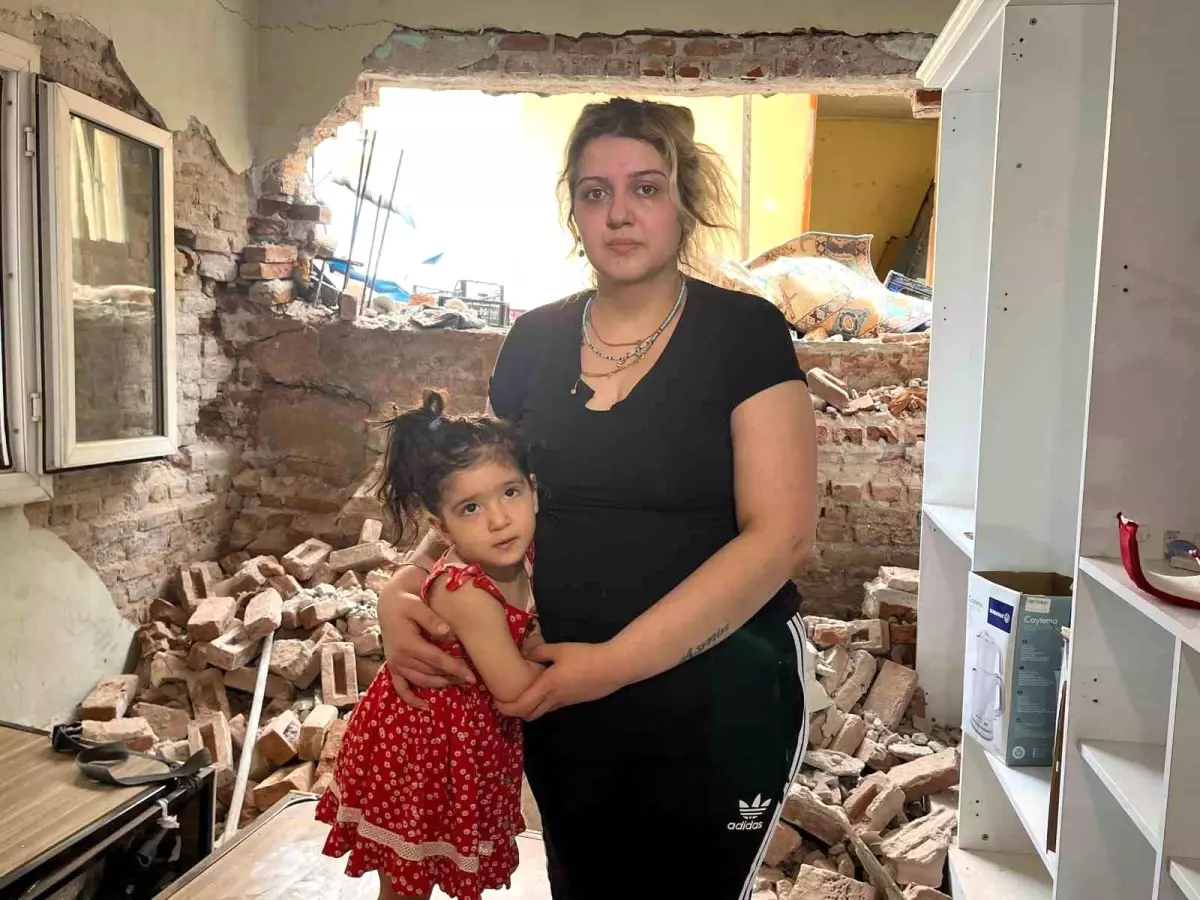İzmir\'de Buca Onat Tüneli İnşaatı Faciası: Duvar Çöktü, Anne ve Bebek Kurtuldu