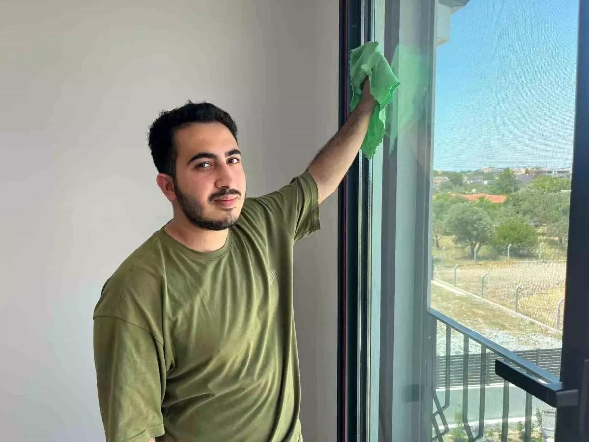 Öğrenci Temizliği ile Hem Kazanıyorlar Hem Okuyorlar