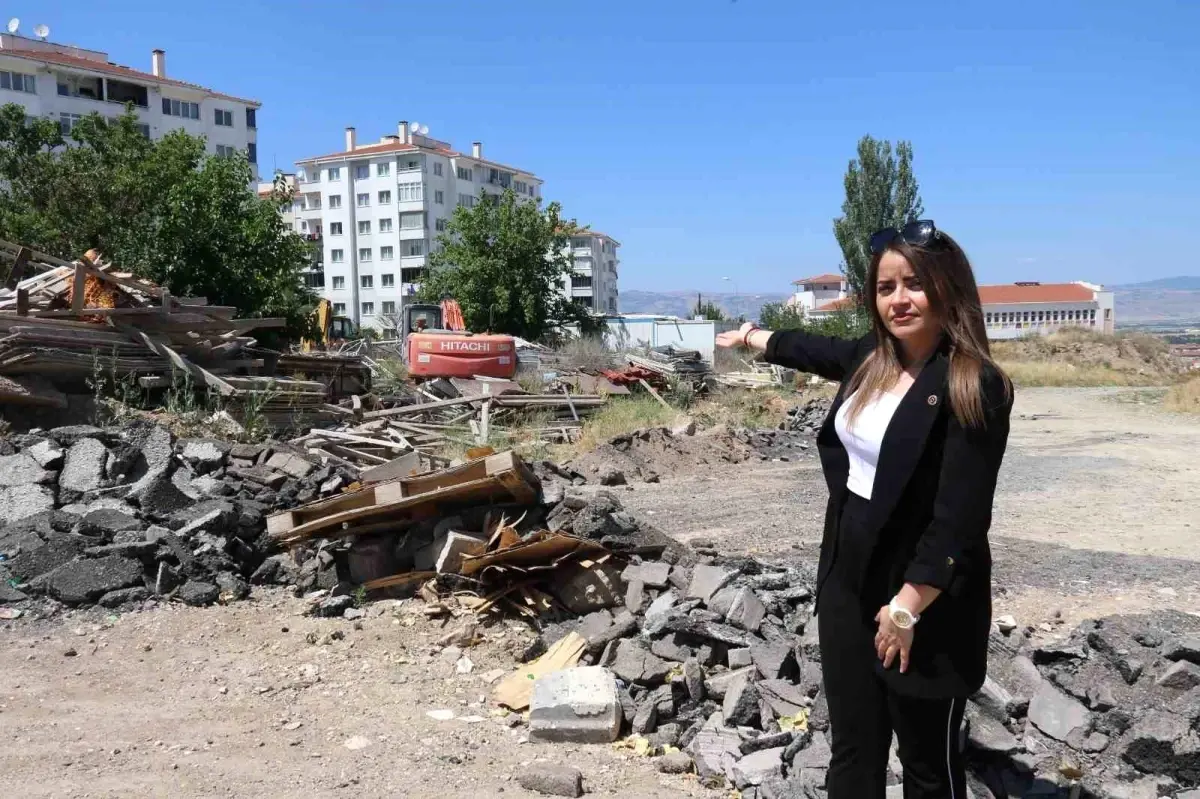 Erenköy Mahalle Muhtarı\'ndan Boş Araziye Tepki
