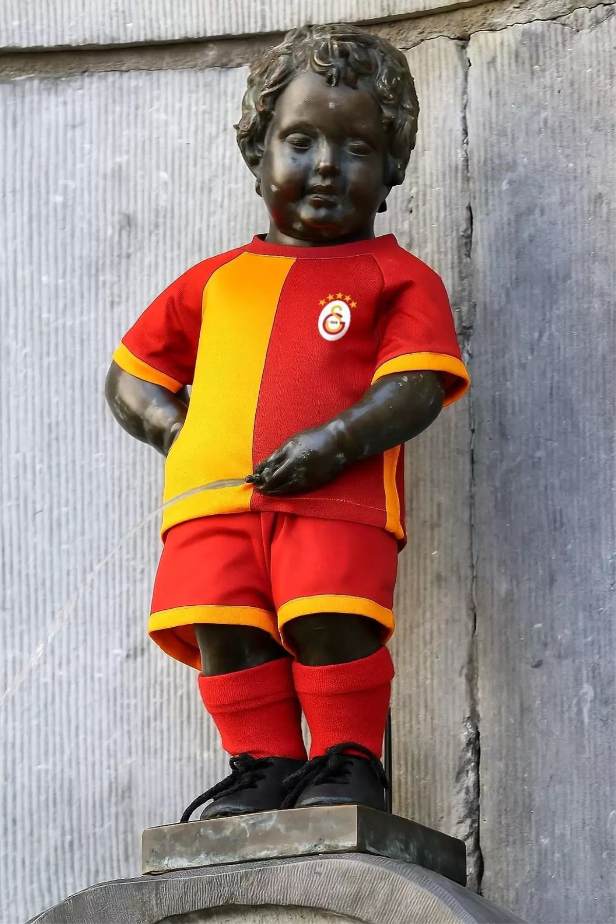 Galatasaray\'ın 5 Yıldızlı Forması Belçika\'daki Manneken Pis Heykelini S süsleyecek