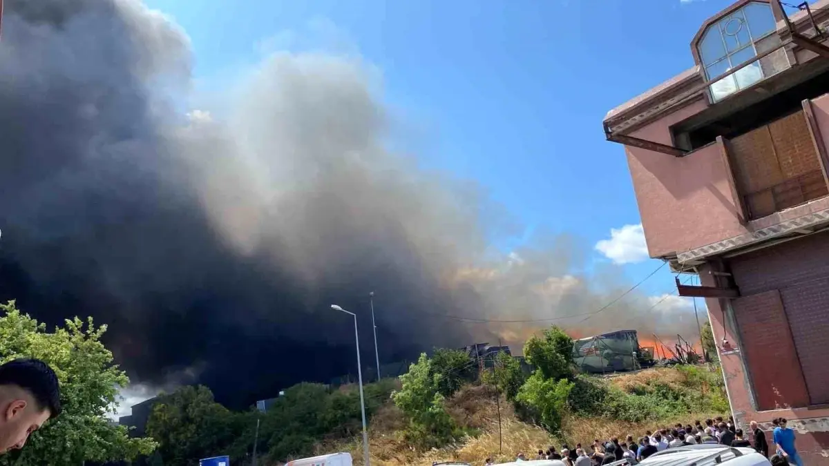 Gaziosmanpaşa\'da Atık Merkezinde Yangın