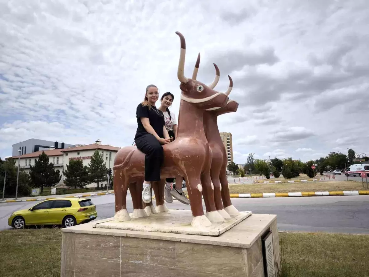 Sivas'ta Diploma Alınca Heykele Çıktılar! Üniversite Mezuniyetinin Eğlenceli Anı