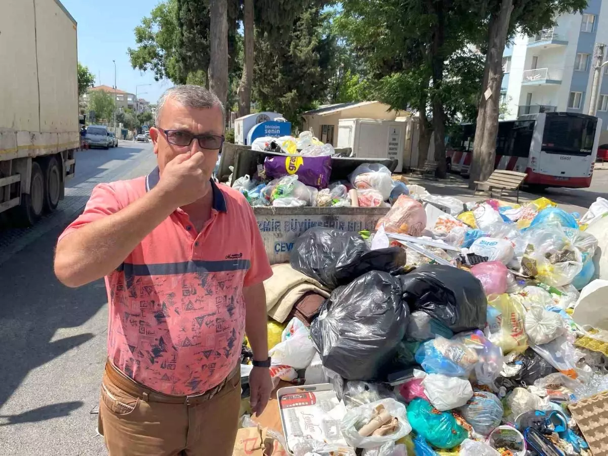 İzmir\'de Buca Belediyesi İşçileri Grevde, Sokaklar Çöp Yığınlarıyla Dolu