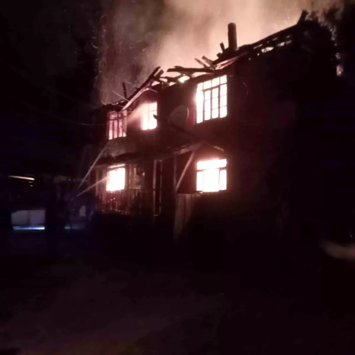 Kastamonu\'da Yangın: İki Katlı Ahşap Ev Küle Döndü