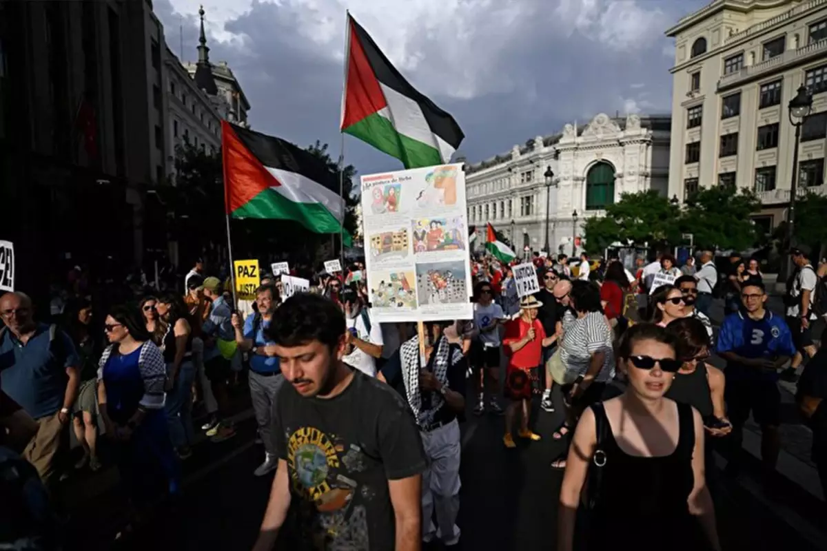 Madrid\'de binlerce kişi Gazze için yürüdü