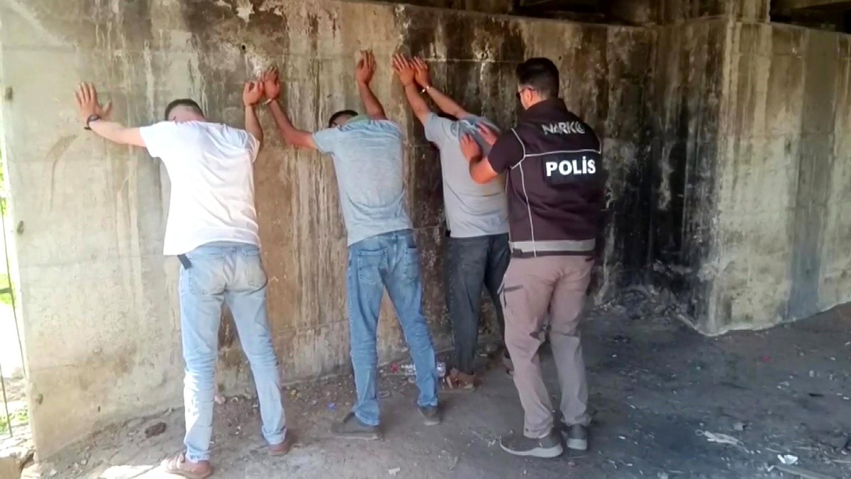Adana\'da Uyuşturucu Operasyonu: 65 Gözaltı