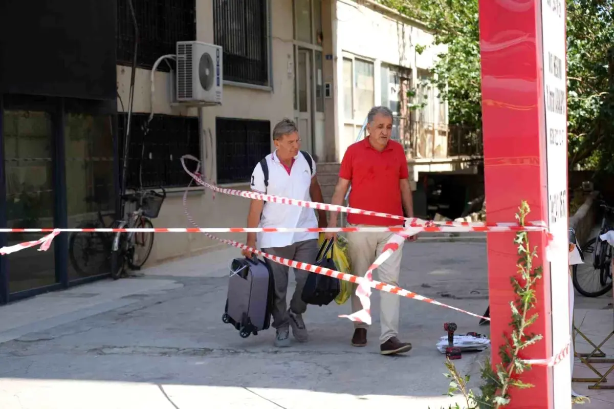 Antalya\'da Apartmanda Kolon Çatlağı Nedeniyle Tahliye