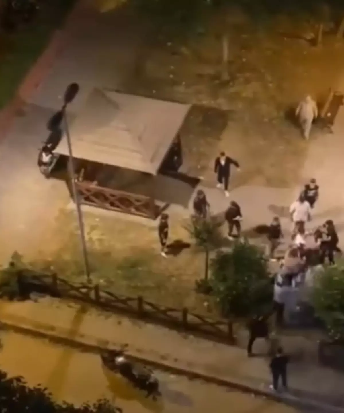 Ataşehir\'de Kavga: Polis Olaya Müdahale Etti