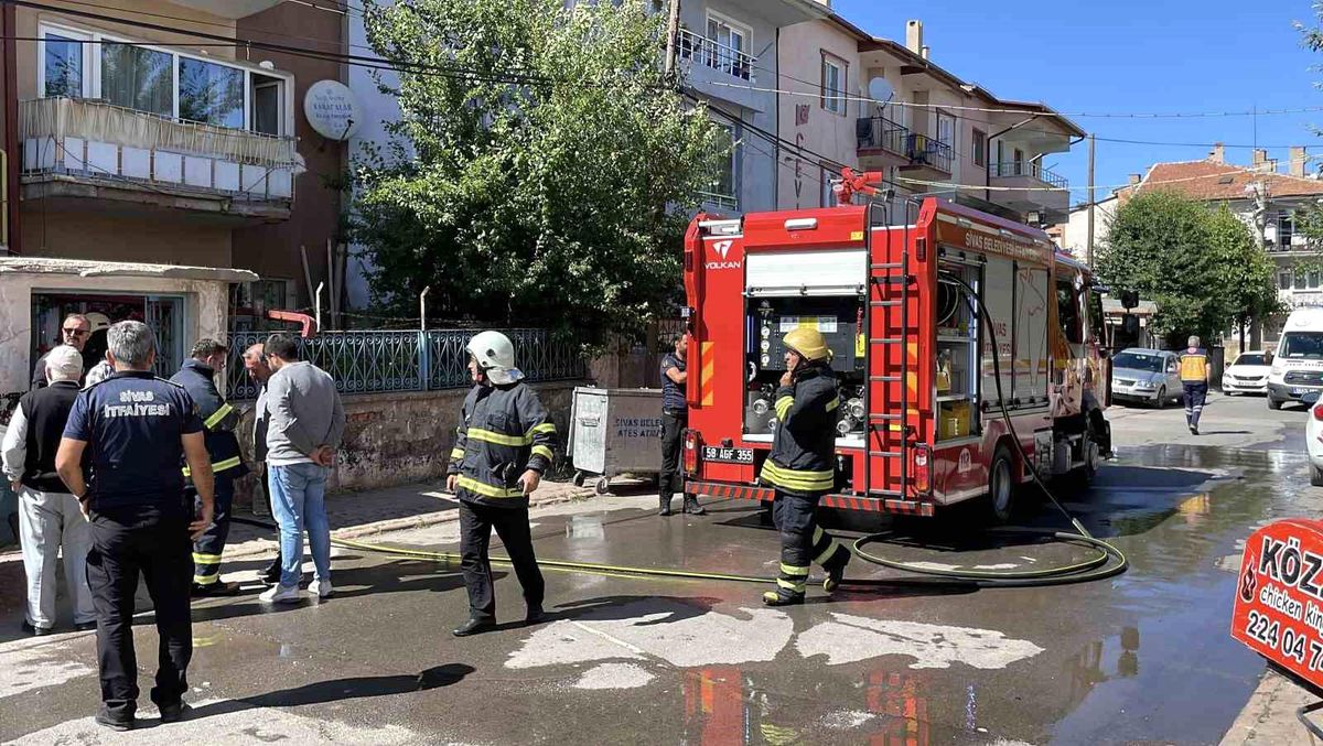 Sivas\'ta Apartman Yangını Paniğe Neden Oldu