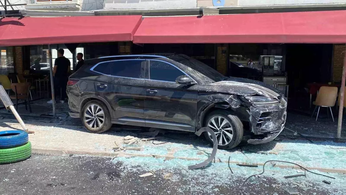 Elazığ\'da Trafik Kazası: Kafe Faciası Önlenmiş