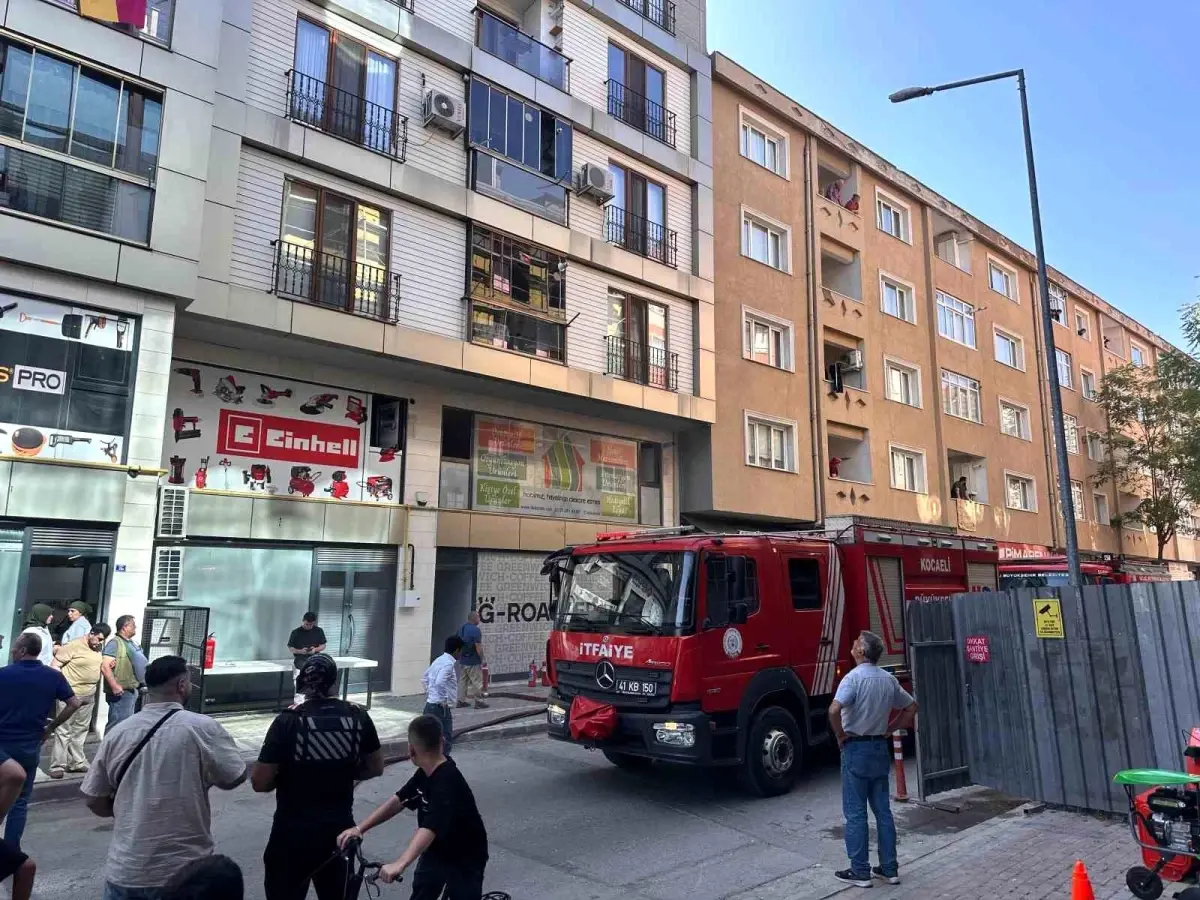 Gebze\'de Kafe Deposunda Yangın
