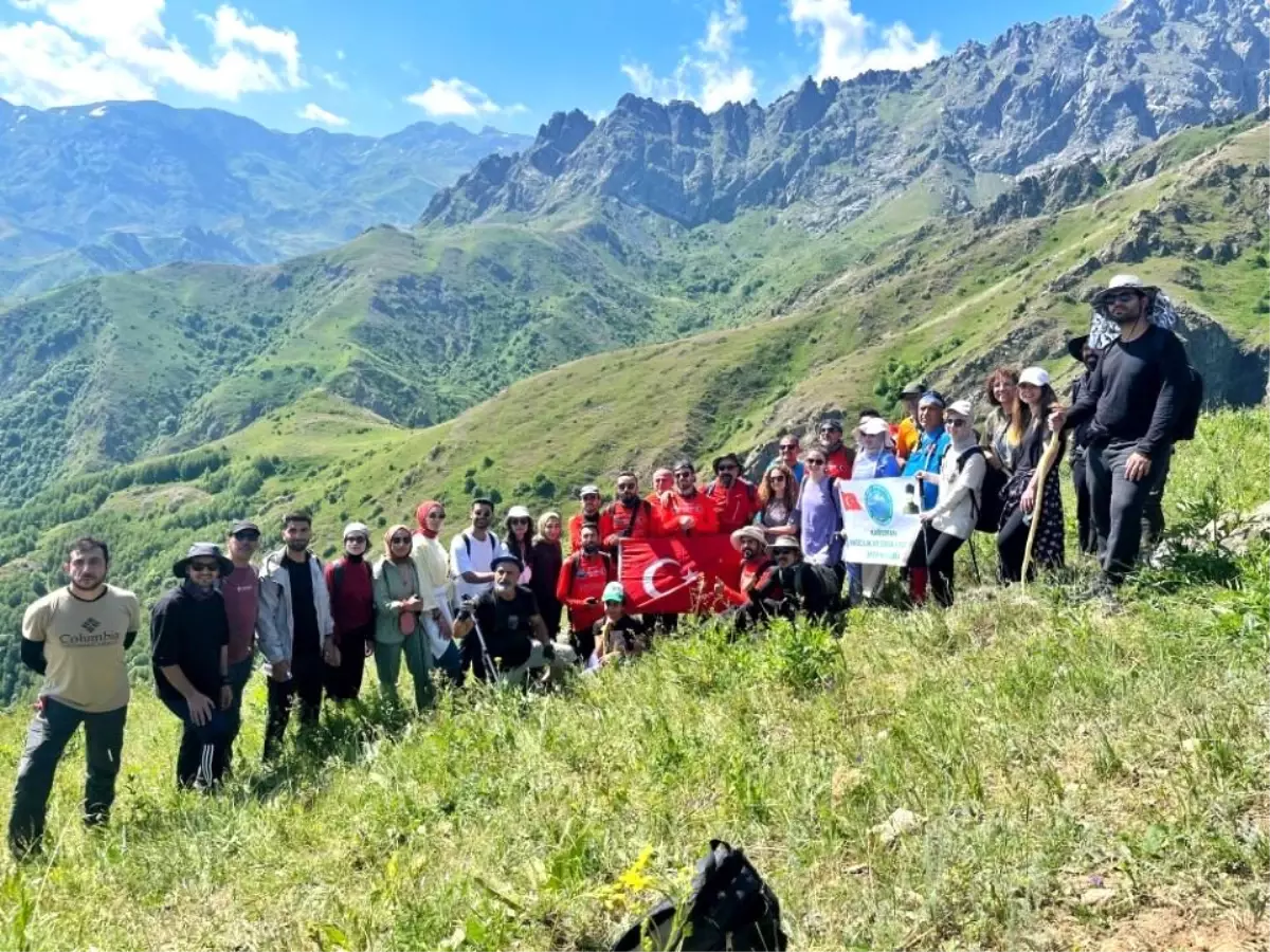 Kağızman\'da Doğa Severler Zirveye Çıktı