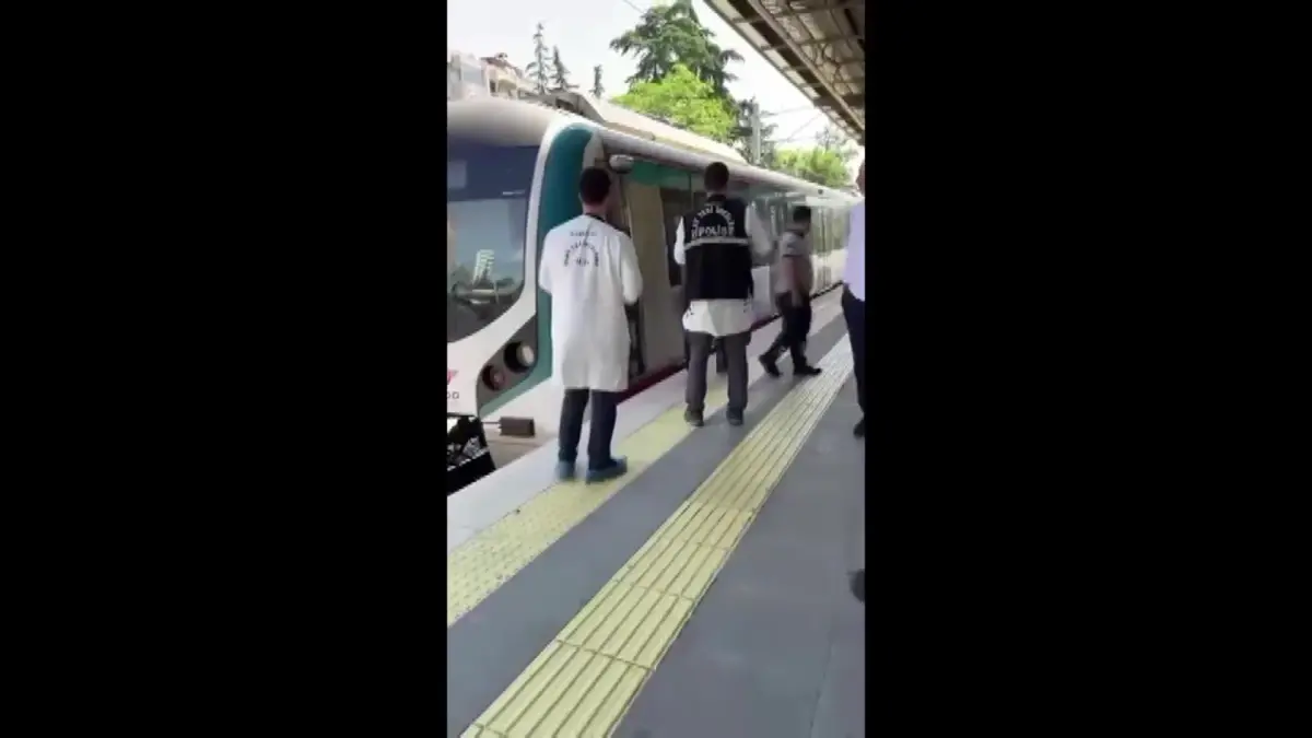 Marmaray\'da bir kişi raylara atlayarak intihar etti