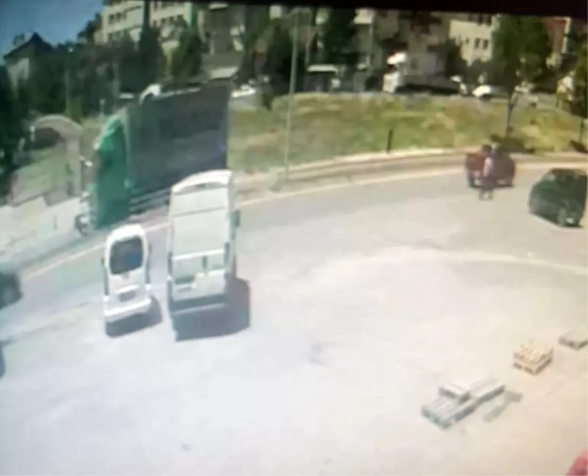 Sivas\'ta Kamyon Yayaya Çarptı