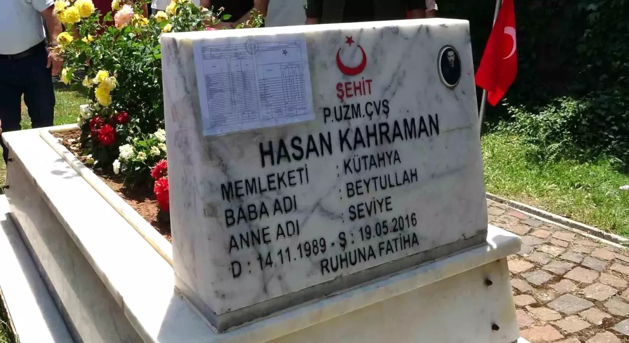 Şehit Babasının Mezarı Başında Karne Sevincini Yaşadı