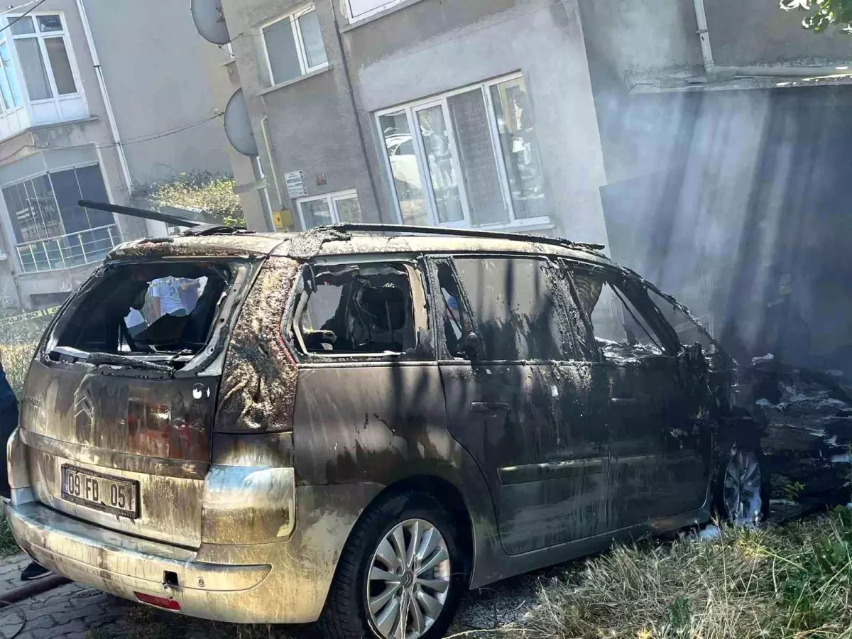 Sinop\'ta Garajda Park Halindeki Otomobil Yanarak Kullanılamaz Hale Geldi
