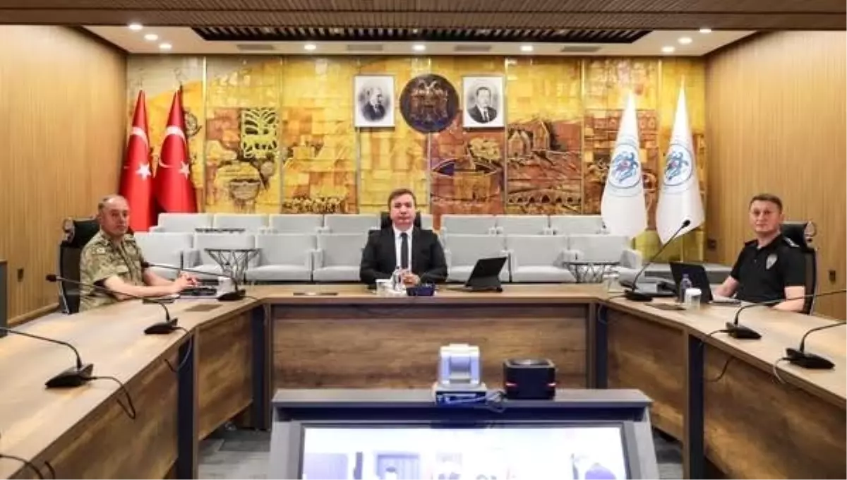 Erzincan Valisi Güvenlik Toplantısında