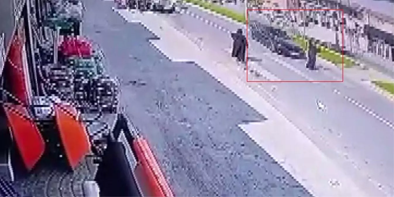 Adapazarı\'nda Yaya Geçidine Otomobil Çarptı