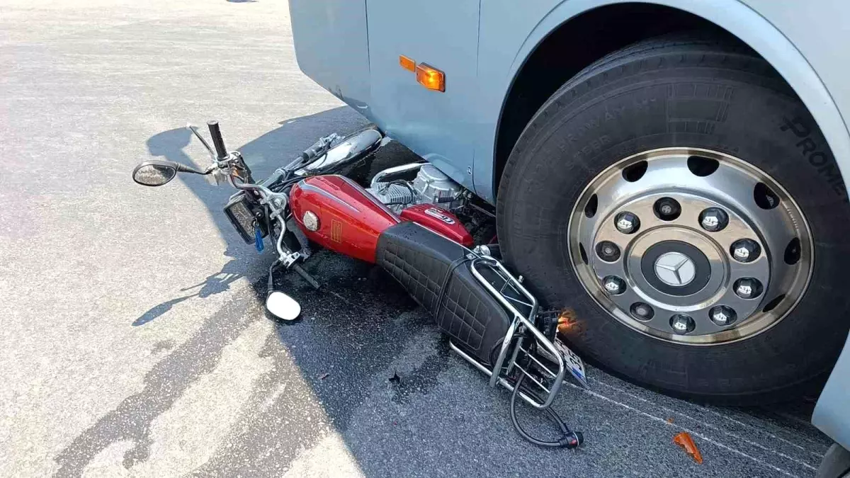 Antalya\'da Motosiklet-Otobüs Kazası