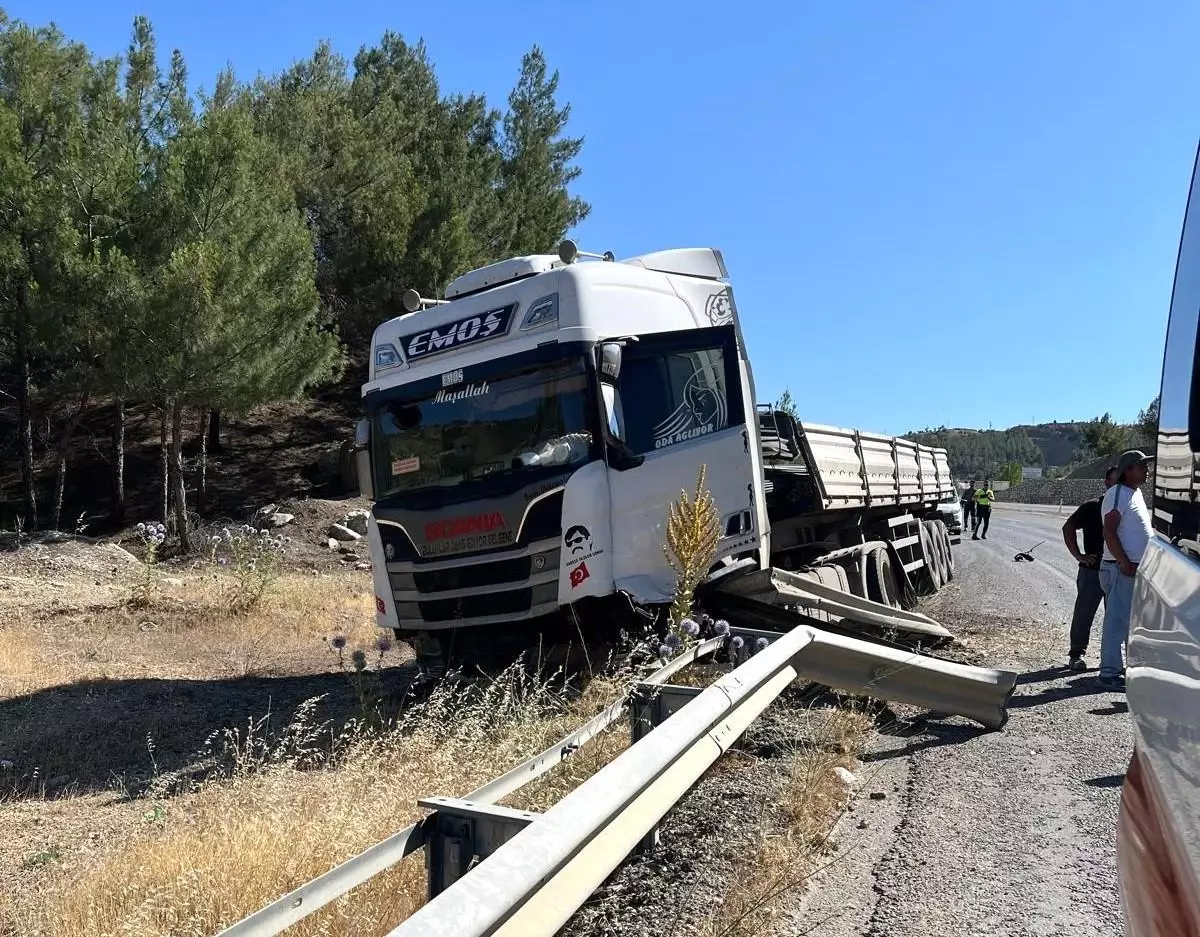 Gölbaşı\'nda TIR Bariyerlere Çarptı: Sürücü Yaralı