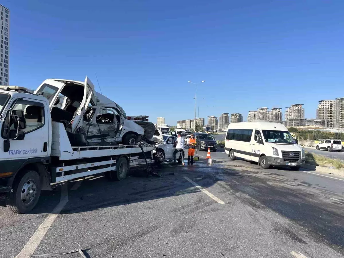 Başakşehir\'de Trafik Kazası: 2 Yaralı