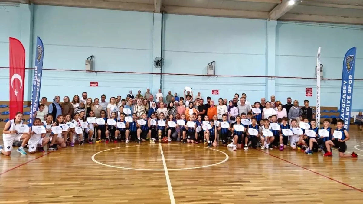 Karacabey Belediye Başkanı Karabatı, Genç Sporculara Sertifika Verdi