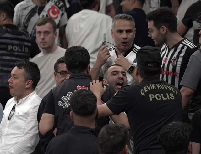 Beşiktaş Fibabanka-Fenerbahçe Beko derbisinde olay! Ali Koç hızla locaya gitti