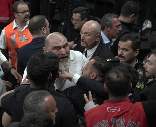 Beşiktaş Fibabanka-Fenerbahçe Beko derbisinde olay! Ali Koç hızla locaya gitti
