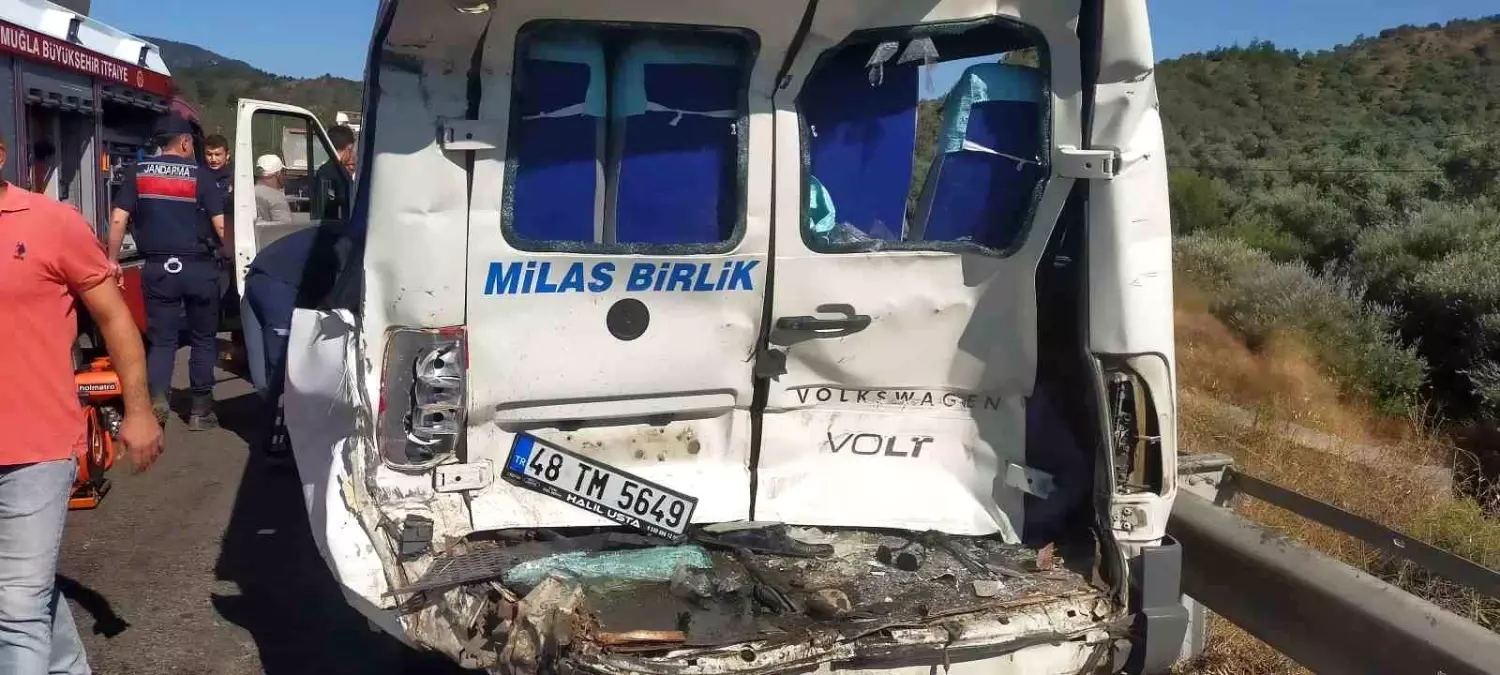 Muğla\'da Beton Mikserinin Dolmuşa Çarpması: 1 Ölü, 13 Yaralı